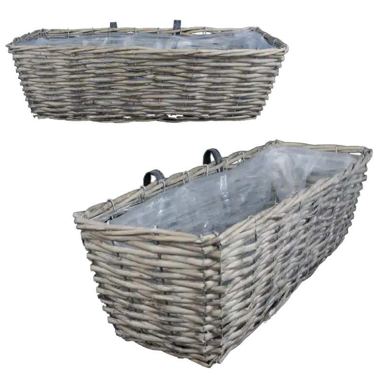 Szara skrzynka balkonowa z uchwytami o długości 53 cm, wyłożona folią ochronną. Prezentuje prostokątną konstrukcję z plecionej wikliny, idealną do ekspozycji roślin na balkonie.