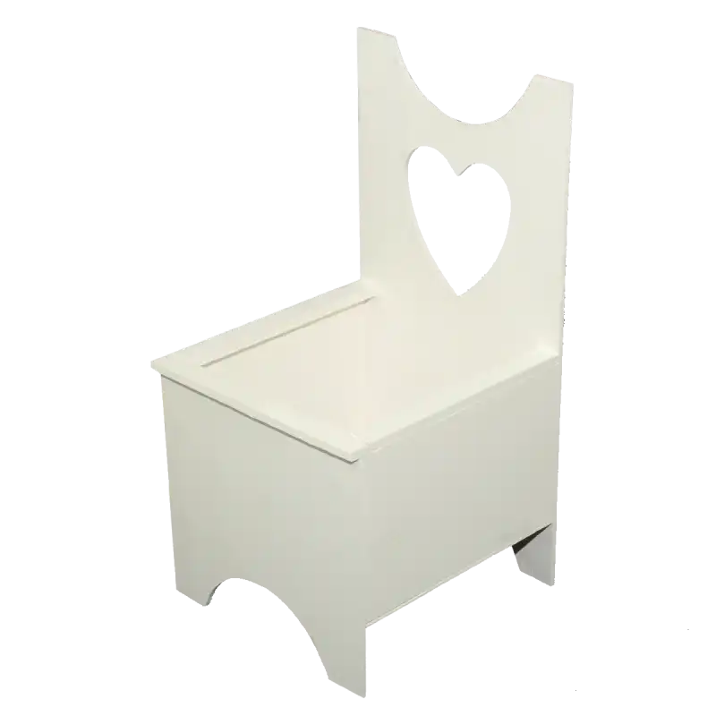 Biały drewniany kwietnik z motywem serca o wysokości 50 cm. Widok z boku prezentuje skrzynkę na rośliny o wymiarach 27x26 cm z dekoracyjnym ażurowym oparciem.