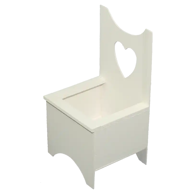 Biały drewniany kwietnik z sercem o wysokości 34 cm. Prezentowany model to stojąca dekoracja o wymiarach 16x16 cm, idealna jako praktyczne stojaki kwietniki drewniane.