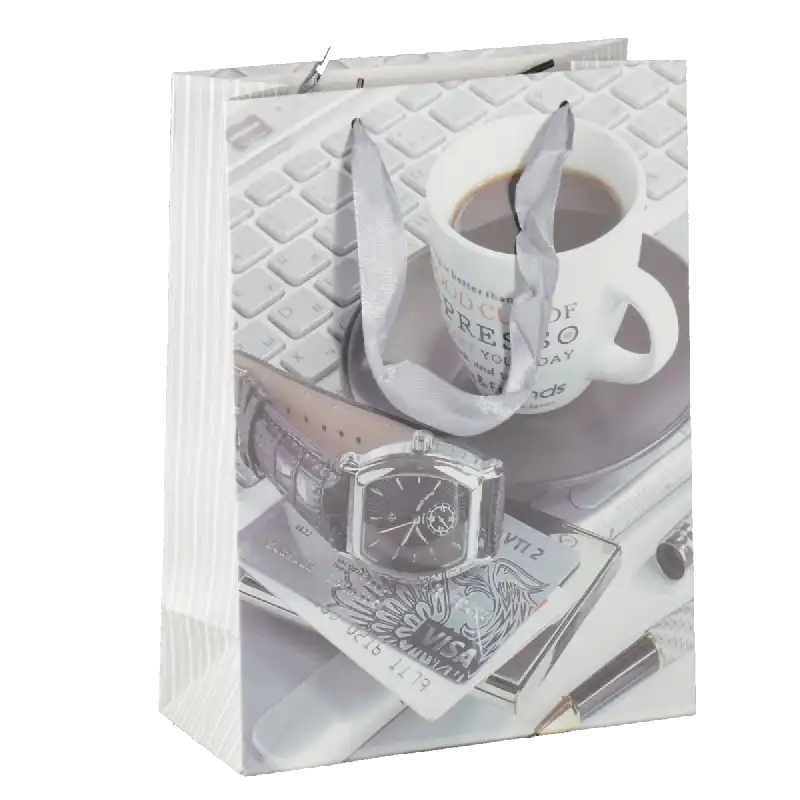 Torebka prezentowa dla niego o wymiarach 24x18x8 cm z eleganckim nadrukiem przedstawiającym akcesoria męskie, posiada praktyczne uchwyty.