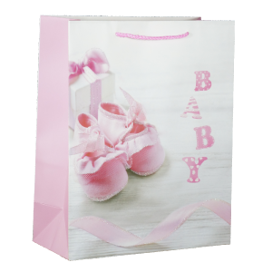 Torebka prezentowa dla dzieci o wymiarach 32x26x12 cm z nadrukiem różowych bucików i napisem BABY. Posiada tasiemki jako uchwyty.