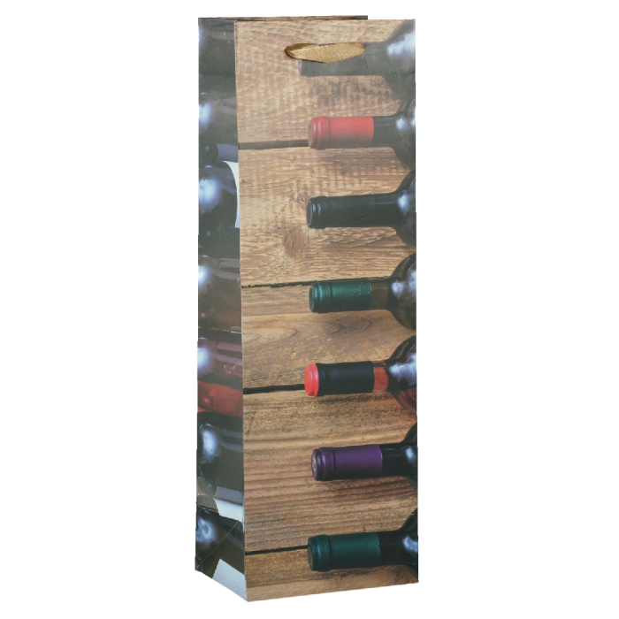 Pionowe ujęcie torebki prezentowej na wino 36x12x9 cm z nadrukiem butelek na drewnianym tle i złotym uchwytem ze sznurka.