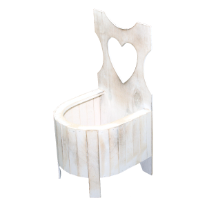 Kwietnik drewniany z sercem 50 cm. Dekoracyjny stojak wykonany z drewna, posiada ozdobne wycięcie w kształcie serca. Wymiary donicy to 50x25x25 cm, prezentowany w ujęciu pod kątem.