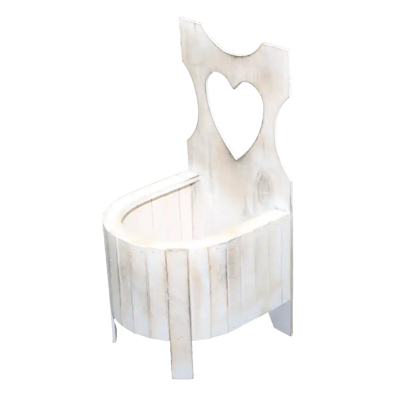 Kwietnik drewniany z sercem 50 cm. Dekoracyjny stojak wykonany z drewna, posiada ozdobne wycięcie w kształcie serca. Wymiary donicy to 50x25x25 cm, prezentowany w ujęciu pod kątem.