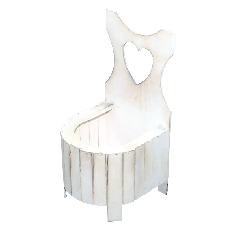 Kwietnik drewniany z sercem o wysokości 36 cm. Prezentowany model to stojak kwietnik drewniany w jasnym kolorze z wycięciem w kształcie serca, idealny do wnętrz.