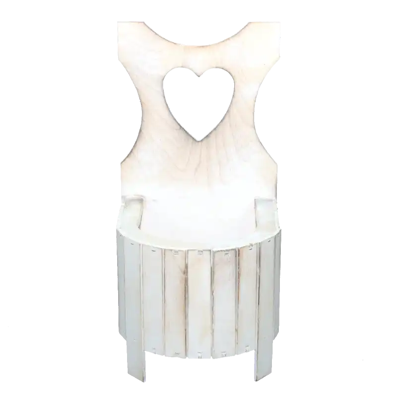 Widok kwietnika od przodu na białym tle. Widać wyraźnie ażurowe wycięcie w kształcie serca oraz konstrukcję donicy.