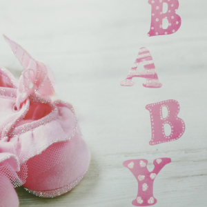 Prezentacja grafiki zdobiącej torebkę, skupiająca się na detalach nadruku bucików i estetycznym liternictwie motywu BABY.