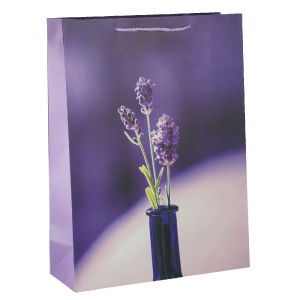 Fioletowa torebka prezentowa o wymiarach 42x31x12 cm z nadrukiem gałązek lawendy w szklanym wazonie. Posiada dopasowany kolorystycznie uchwyt sznurkowy.
