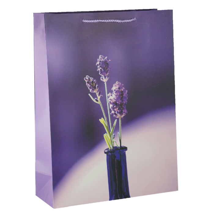 Fioletowa torebka prezentowa o wymiarach 42x31x12 cm z nadrukiem gałązek lawendy w szklanym wazonie. Posiada dopasowany kolorystycznie uchwyt sznurkowy.