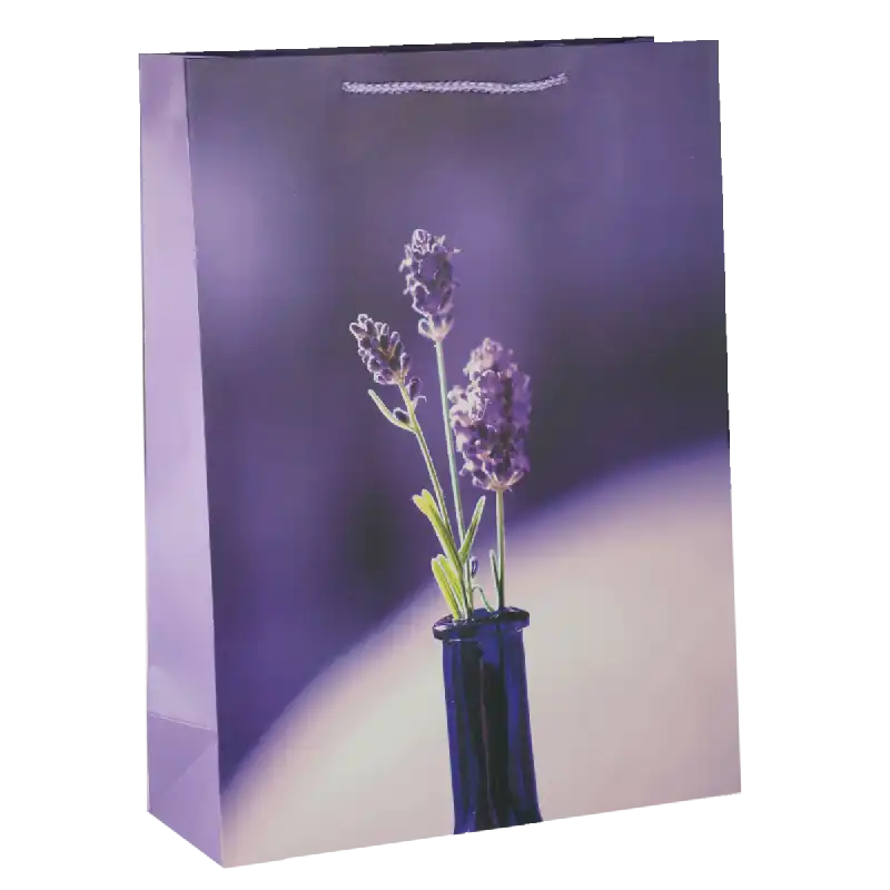 Fioletowa torebka prezentowa o wymiarach 42x31x12 cm z nadrukiem gałązek lawendy w szklanym wazonie. Posiada dopasowany kolorystycznie uchwyt sznurkowy.