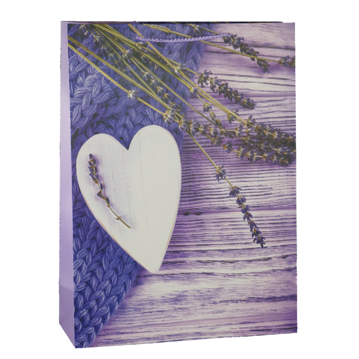 Duża torebka prezentowa dla niej o wymiarach 42x31x12 cm z nadrukiem lawendy oraz białym sercem na fioletowym tle. Całościowa prezentacja produktu.