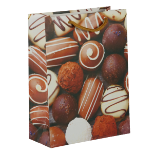 Pionowa torebka prezentowa 24x18x8 cm z apetycznym nadrukiem różnorodnych czekoladek i pralin. Posiada dwa wygodne uchwyty ułatwiające przenoszenie upominków.