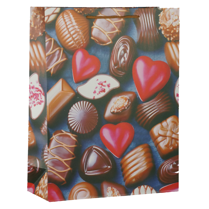 Pionowe ujęcie całej torebki prezentowej z apetycznym nadrukiem różnych czekoladek i czerwonych serc. Wymiary 40x31x12 cm.