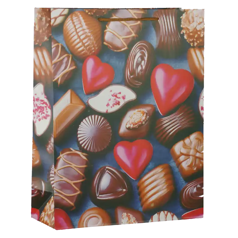 Pionowe ujęcie całej torebki prezentowej z apetycznym nadrukiem różnych czekoladek i czerwonych serc. Wymiary 40x31x12 cm.