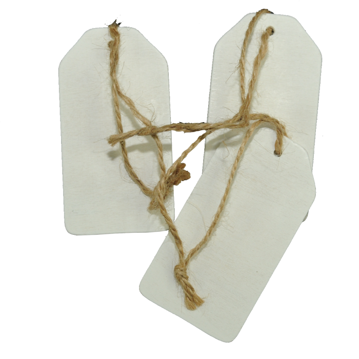 Zestaw trzech białych tabliczek kredowych w formie zawieszek o wymiarach 8,5x4,5 cm, połączonych sznurkiem jutowym na białym tle.