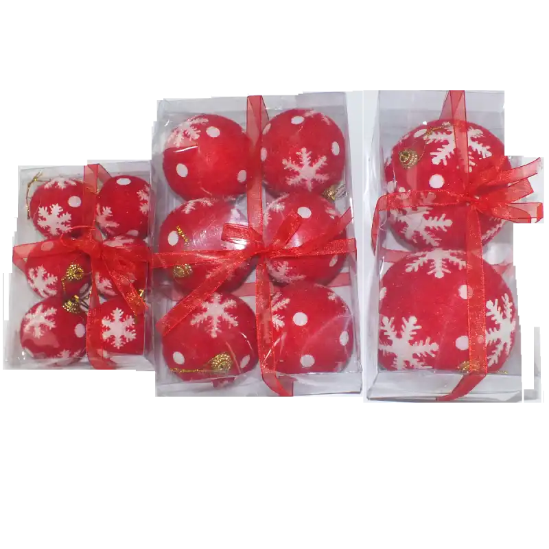 Trzy zestawy bombek z materiału w różnych ilościach, każdy zapakowany w przezroczyste pudełko z czerwoną wstążką. Dekoracje świąteczne przygotowane do zawieszenia.