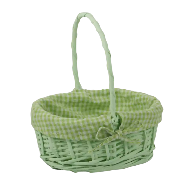 Owalny kosz wiklinowy w kolorze zielonym z wyjmowanym tekstylnym wkładem w kratkę. Koszyk o wysokości 27 cm z rączką to uniwersalny dodatek, który sprawdzi się w domu jako miejsce na drobne przedmioty lub sezonowe dekoracje.