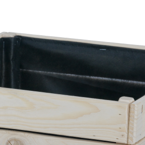 Zbliżenie na górną krawędź donicy drewnianej 37 cm z wyraźnie widocznym wykończeniem czarną agrowłókniną wewnątrz.