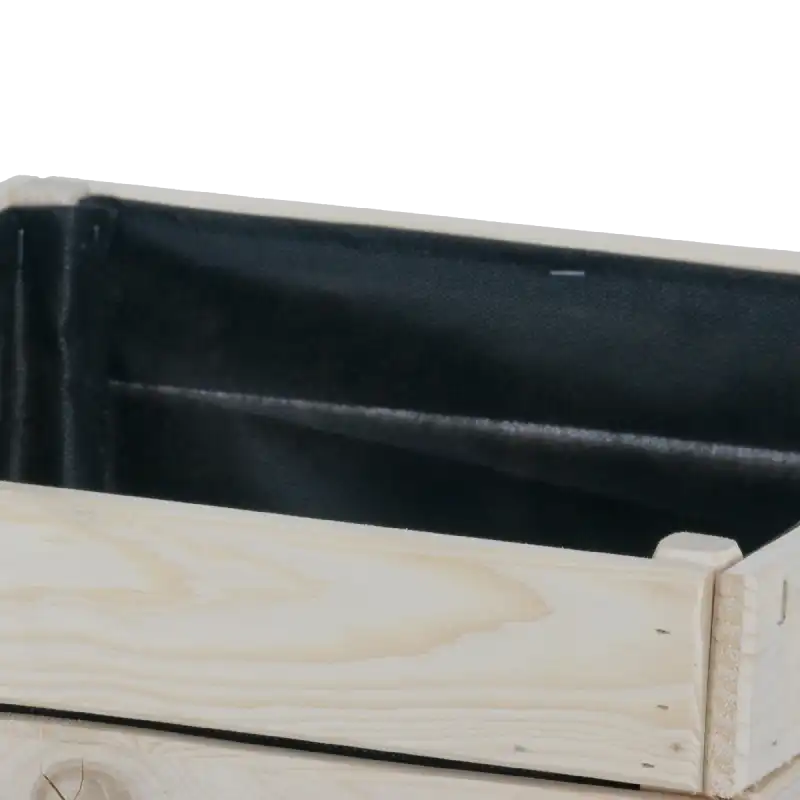Zbliżenie na górną krawędź donicy drewnianej 37 cm z wyraźnie widocznym wykończeniem czarną agrowłókniną wewnątrz.