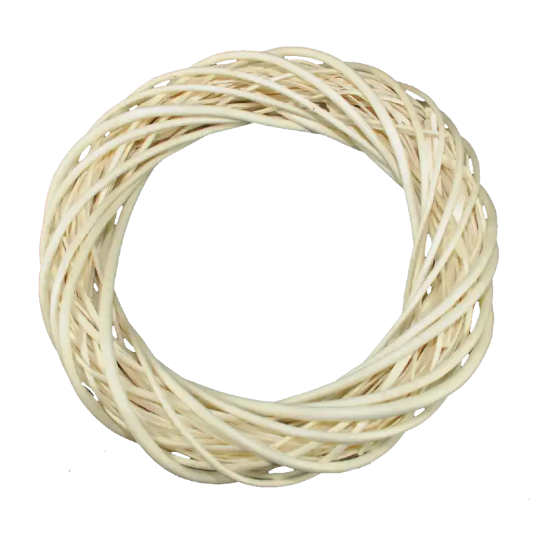 Zbliżenie na strukturę splotu wianka w kolorze ecru o średnicy 40 cm. Ręcznie wykonany element do kompozycji florystycznych.