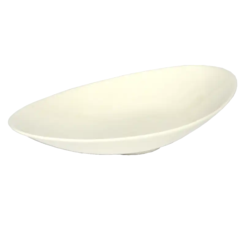 Owalna patera ceramiczna w kolorze białym, prezentowana pod kątem. Naczynie o wymiarach 14x40 cm do różnych stroików.