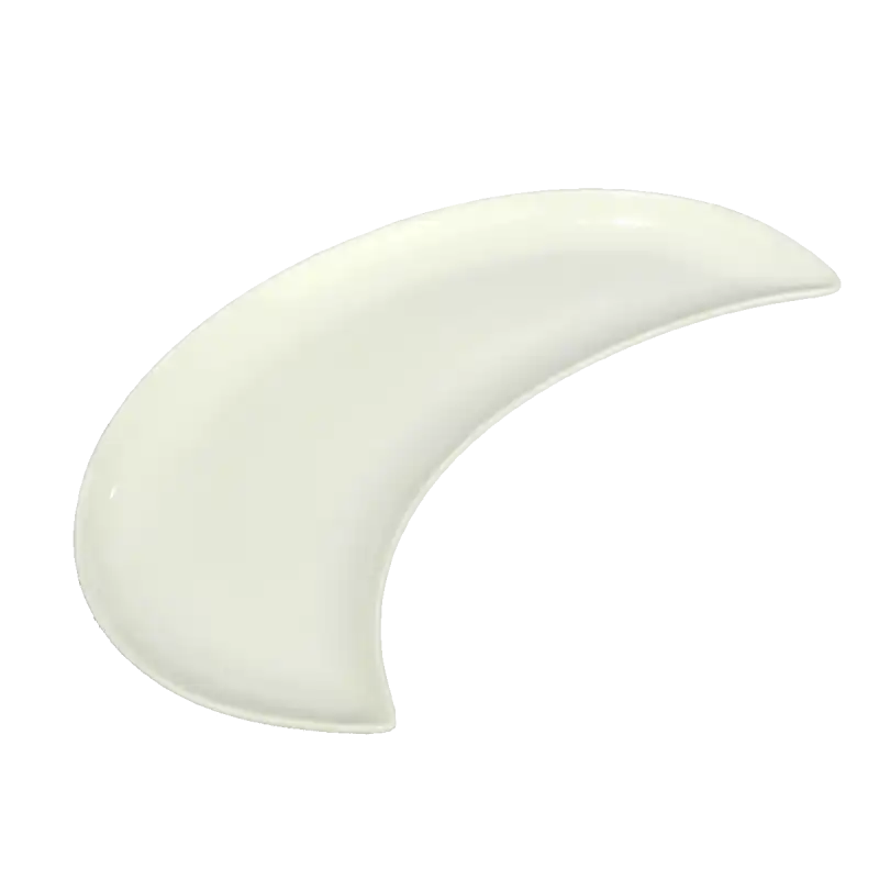 Kolejne ujęcie białej patery ceramicznej, która dzięki swojemu kształtowi stanowi idealną podstawę do stroików.