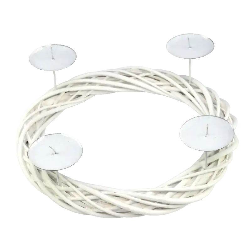 Zbliżenie na wianek wiklinowy w kolorze białym ze świecznikami. Widoczne cztery metalowe uchwyty z kolcami do montażu świec. Produkt o średnicy 36 cm wykonany ręcznie z wikliny.