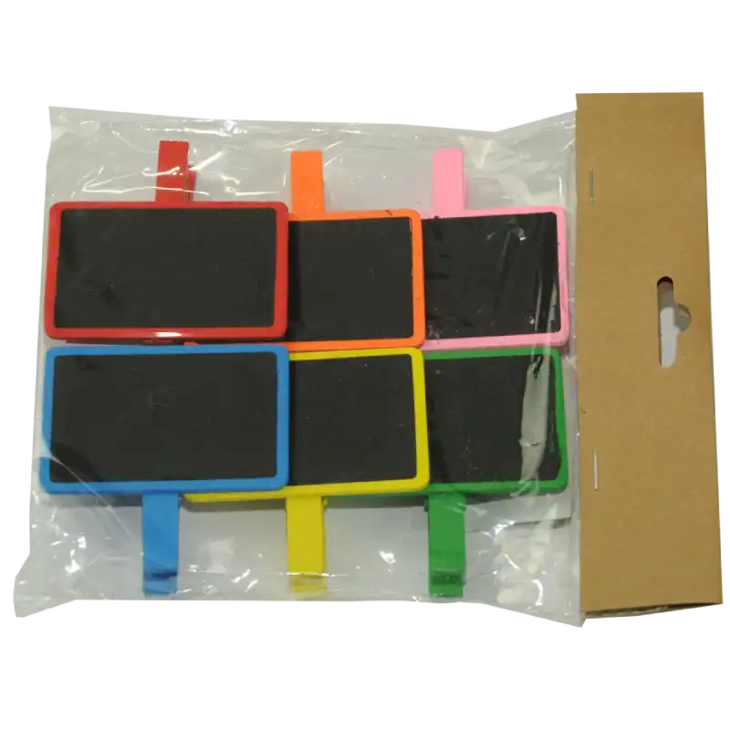 Zestaw 6 kolorowych tabliczek kredowych o wymiarach 7x4,7 cm z klamerkami, prezentowany w opakowaniu zbiorczym.