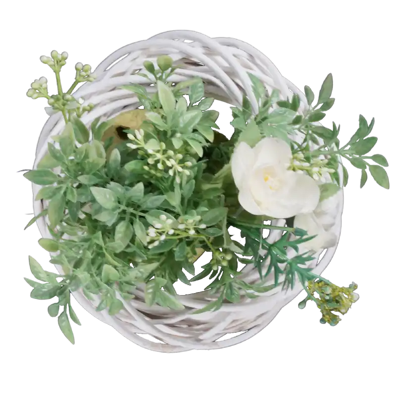 Biały wianek wiklinowy 20 cm udekorowany zielonymi gałązkami i kwiatami. Idealna baza do kompozycji florystycznych na każdą okazję. Widok z góry na gotową dekorację.