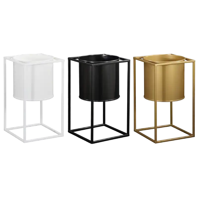 Porównanie trzech wersji kolorystycznych kwietników z donicami: białej, czarnej oraz złotej. Minimalistyczny design LOFT.
