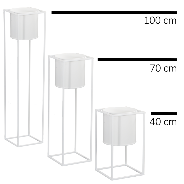 Zestaw trzech białych kwietników metalowych o różnych wysokościach: 40 cm, 70 cm oraz 100 cm z wyjmowanymi donicami.