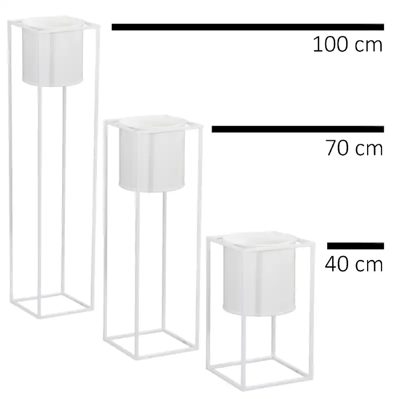 Zestaw trzech białych kwietników metalowych o różnych wysokościach: 40 cm, 70 cm oraz 100 cm z wyjmowanymi donicami.