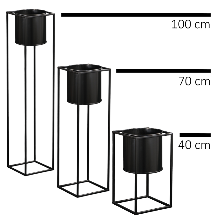 Zestaw trzech czarnych kwietników metalowych z wyjmowanymi donicami o wysokościach 100 cm, 70 cm oraz 40 cm. Widoczne różnice w rozmiarach stelaży.