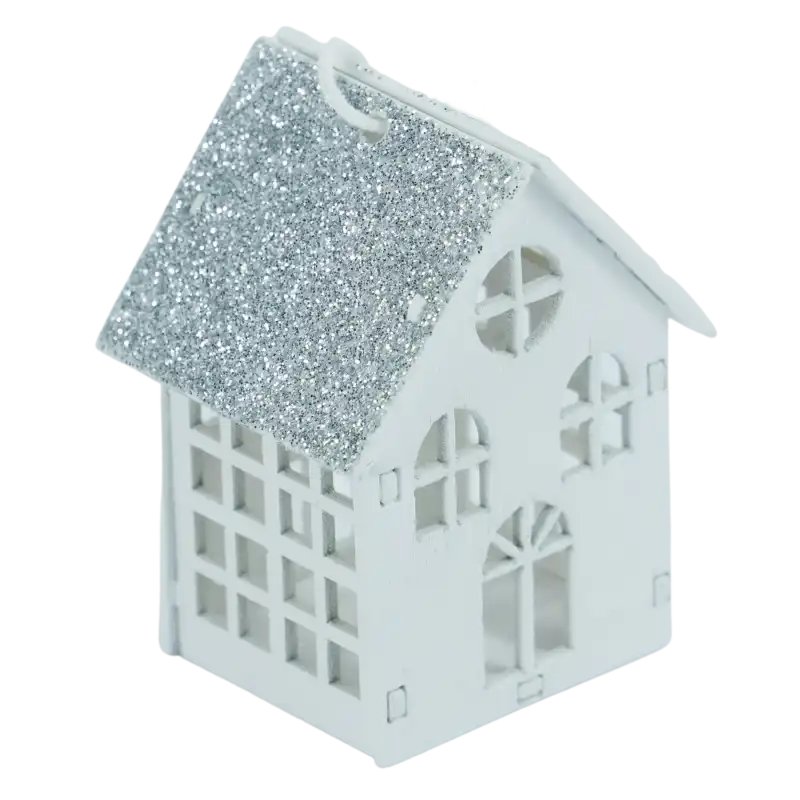Widok z ukosa na drewniany domek z brokatem o wysokości 6 cm. Dekoracja posiada charakterystyczne wycięcia w kształcie okien oraz sznurek umożliwiający łatwe zawieszenie.