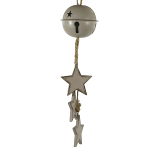 Zawieszka dzwonek 35 cm z metalu w kolorze beżowym, z wyciętymi gwiazdkami i drewnianymi zawieszkami w kształcie gwiazd. Dekoracja bożonarodzeniowa.
