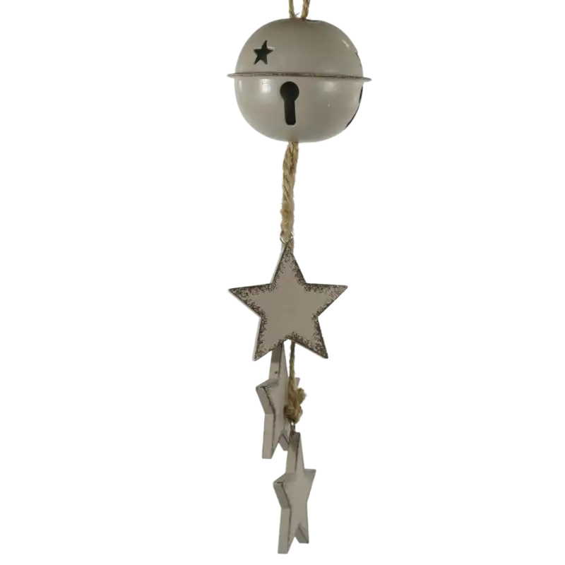 Zawieszka dzwonek 35 cm z metalu w kolorze beżowym, z wyciętymi gwiazdkami i drewnianymi zawieszkami w kształcie gwiazd. Dekoracja bożonarodzeniowa.