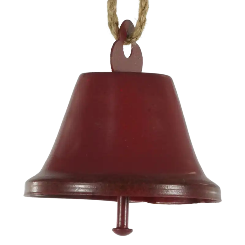 Zbliżenie na czerwony metalowy dzwonek świąteczny o średnicy 8 cm z naturalnym sznurkiem. Ozdoba posiada ciemniejszą obwódkę nadającą jej charakter retro.