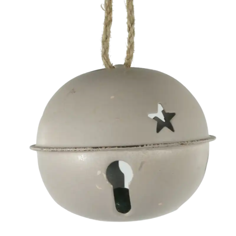 Zawieszka choinkowa dzwonek 8 cm wykonana z metalu w beżowym kolorze. Posiada ozdobne wycięcia w kształcie gwiazdek i dziurek od klucza oraz sznurek do zawieszenia.