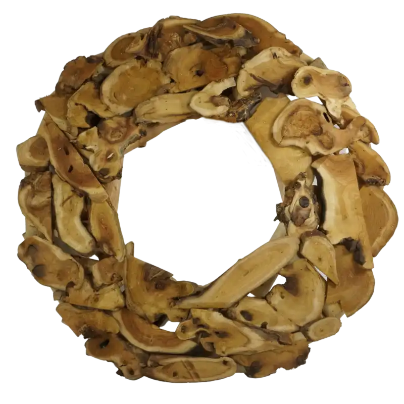 Okrągły wianek wykonany z naturalnych kawałków drewna o zróżnicowanych kształtach, o średnicy 50 cm.