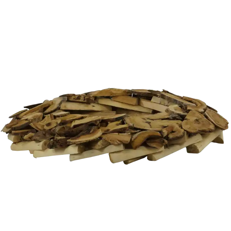Drewniany wianek o średnicy 51 cm widziany z perspektywy, ukazujący jego naturalną strukturę i formę koła.