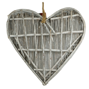 Widok na tył dekoracyjnego serca. Konstrukcja z widocznym wzmocnieniem z poprzecznych gałązek oraz jutowym sznurkiem do zawieszania.