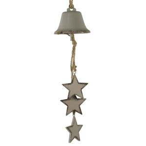 Zawieszka dzwonek z gwiazdkami 40 cm beżowa. Metalowy dzwonek o średnicy 7,5 cm ze sznurkiem i trzema drewnianymi elementami w kształcie gwiazd. Dekoracja w stylu vintage.