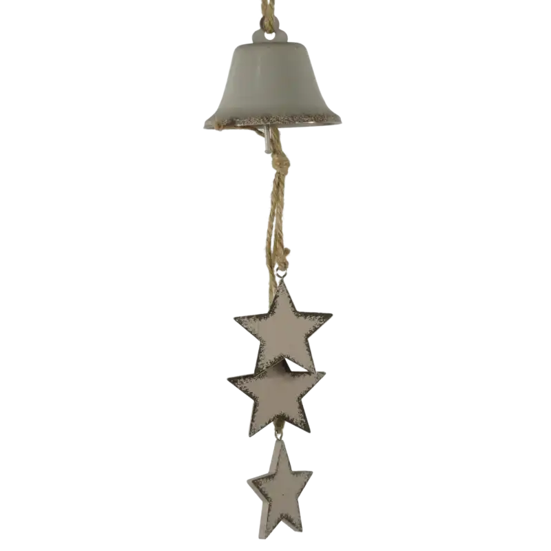 Zawieszka dzwonek z gwiazdkami 40 cm beżowa. Metalowy dzwonek o średnicy 7,5 cm ze sznurkiem i trzema drewnianymi elementami w kształcie gwiazd. Dekoracja w stylu vintage.