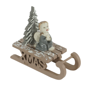 Świąteczna figurka sanki z aniołkiem i choinką o wysokości 9 cm. Ozdoba w odcieniach brązu, szarości i bieli z napisem Xmas, idealna do zimowych aranżacji.