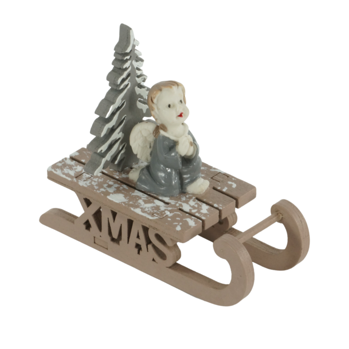 Świąteczna figurka sanki z aniołkiem i choinką o wysokości 9 cm. Ozdoba w odcieniach brązu, szarości i bieli z napisem Xmas, idealna do zimowych aranżacji.