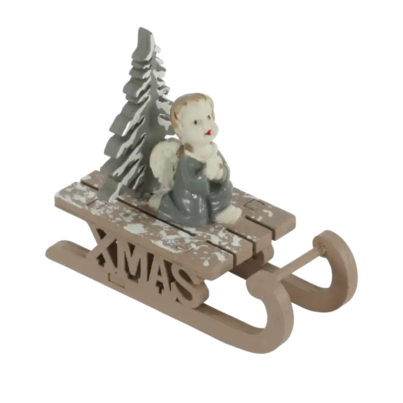 Świąteczna figurka sanki z aniołkiem i choinką o wysokości 9 cm. Ozdoba w odcieniach brązu, szarości i bieli z napisem Xmas, idealna do zimowych aranżacji.