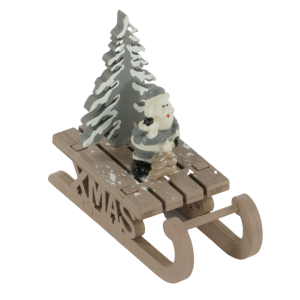 Świąteczna figurka sanki o wysokości 9 cm z figurką Mikołaja i choinką. Dekoracyjne sanki z napisem XMAS to idealne figurki ozdobne do wnętrz.