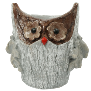 Gipsowa osłonka w kształcie sowy o wysokości 29 cm. Model posiada chropowatą fakturę i oczy imitujące naturalne drewno.