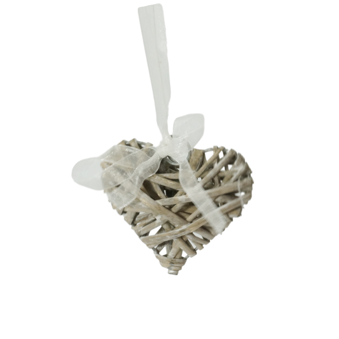 Widok serca wiklinowego o wysokości 8 cm z wyraźnie widoczną tasiemką do zawieszenia. Stylowy dodatek do aranżacji wnętrz w odcieniach szarości.