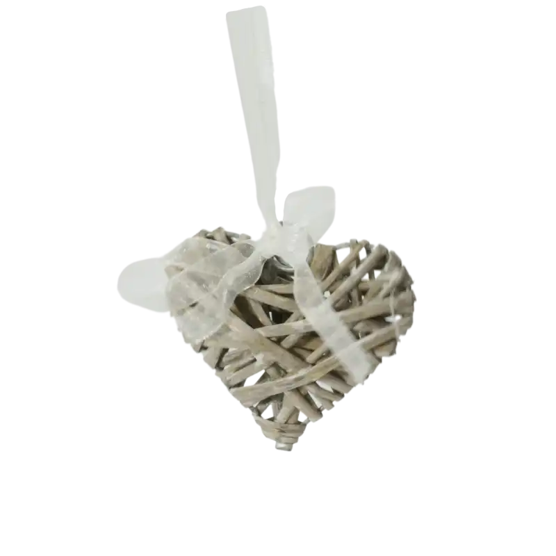 Widok serca wiklinowego o wysokości 8 cm z wyraźnie widoczną tasiemką do zawieszenia. Stylowy dodatek do aranżacji wnętrz w odcieniach szarości.